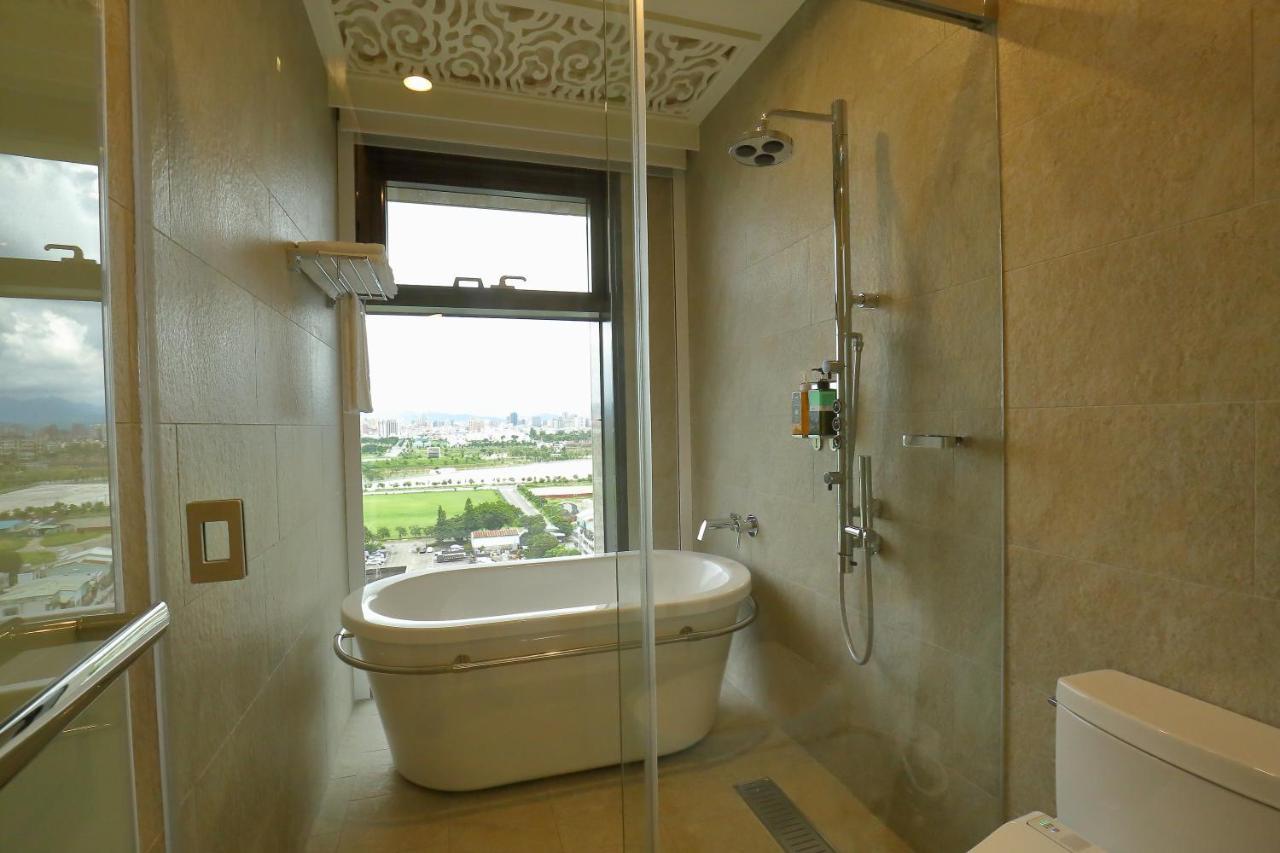 Kloud Hotel Taichung Bagian luar foto