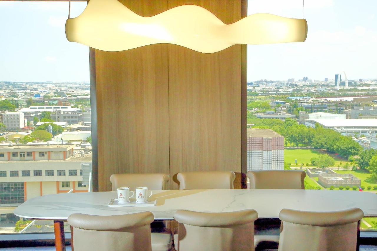 Kloud Hotel Taichung Bagian luar foto