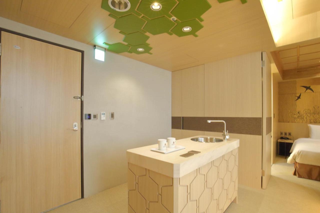 Kloud Hotel Taichung Bagian luar foto