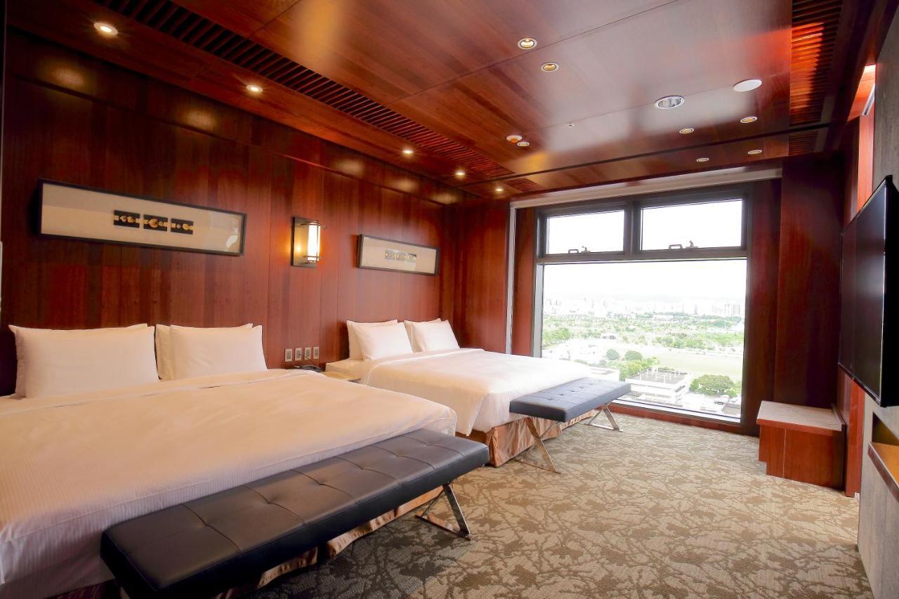 Kloud Hotel Taichung Bagian luar foto