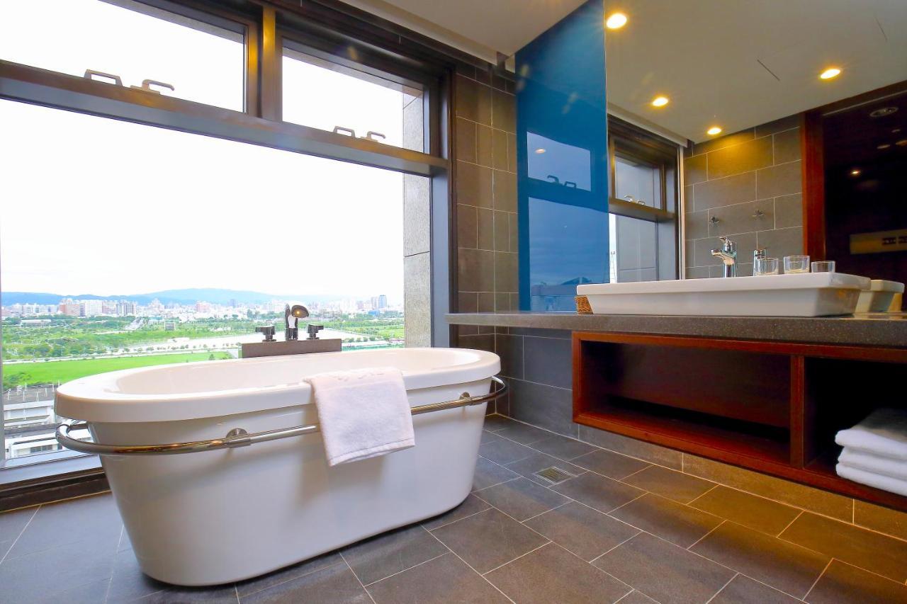 Kloud Hotel Taichung Bagian luar foto